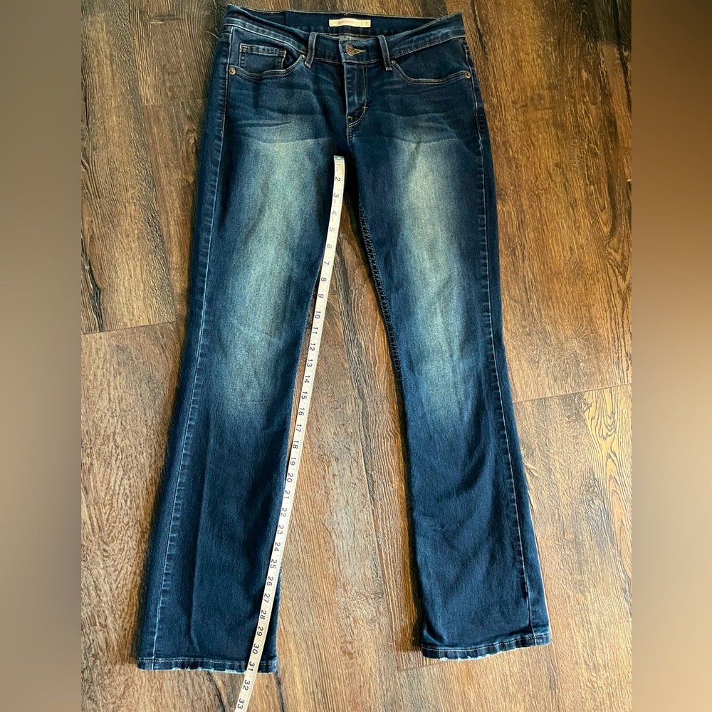Women’s Levi’s 524 low rise bootcut jeans. Stretch material.